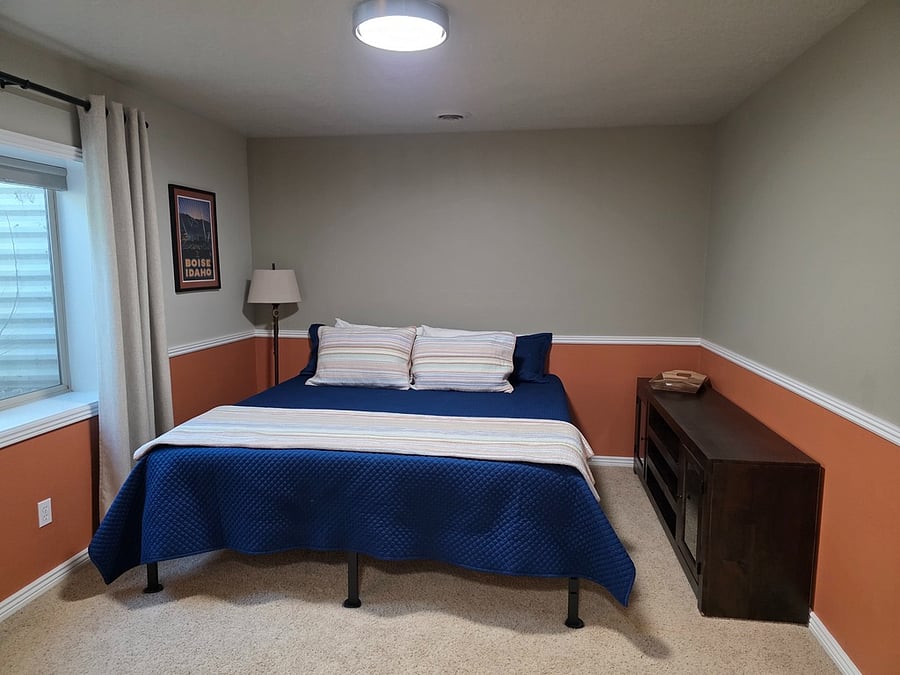 A different arrangement of the same room.
