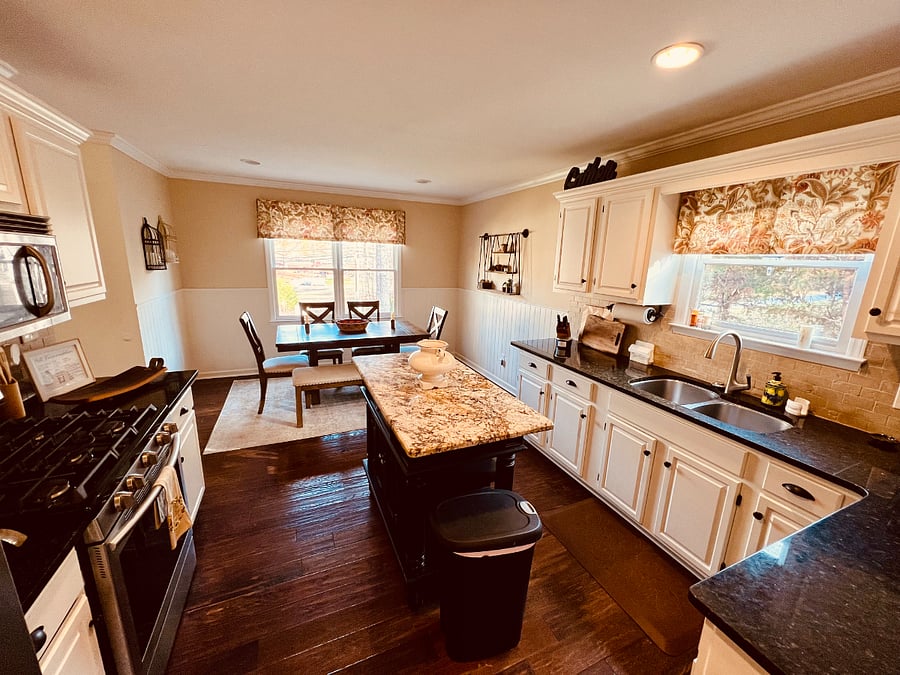 Kitchen w dining area
