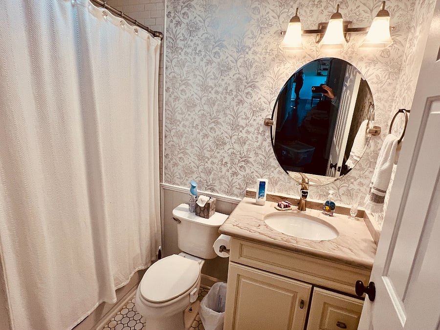 Secondary bathroom with jetted tub