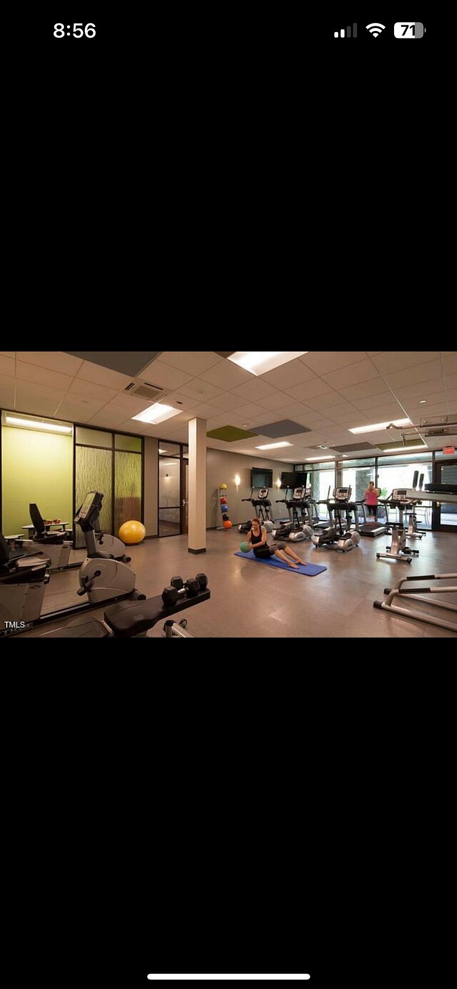 Walking distance to cafs, restaurants, shopping, medical facilities, and gym