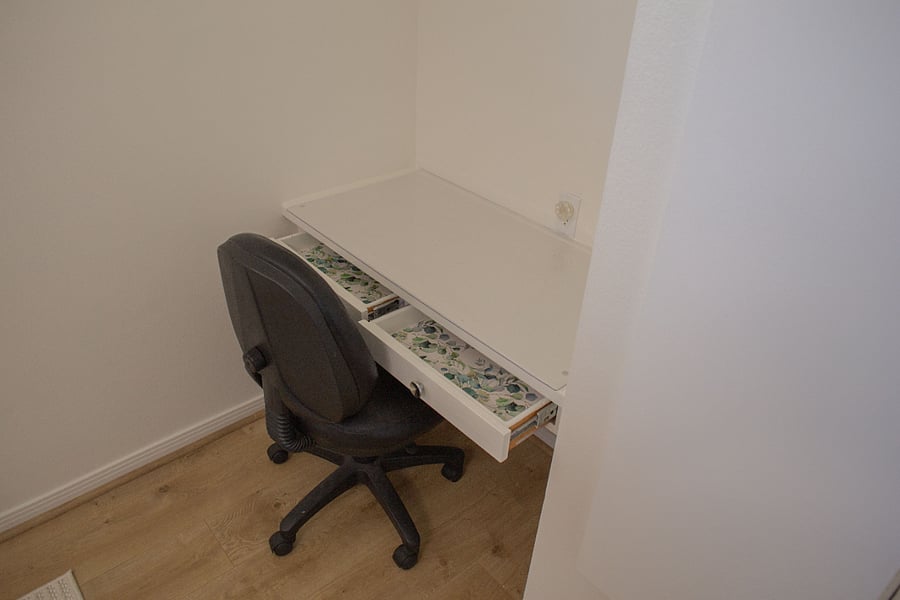 Desk with directed lighting, 2 drawers and swivel chair
