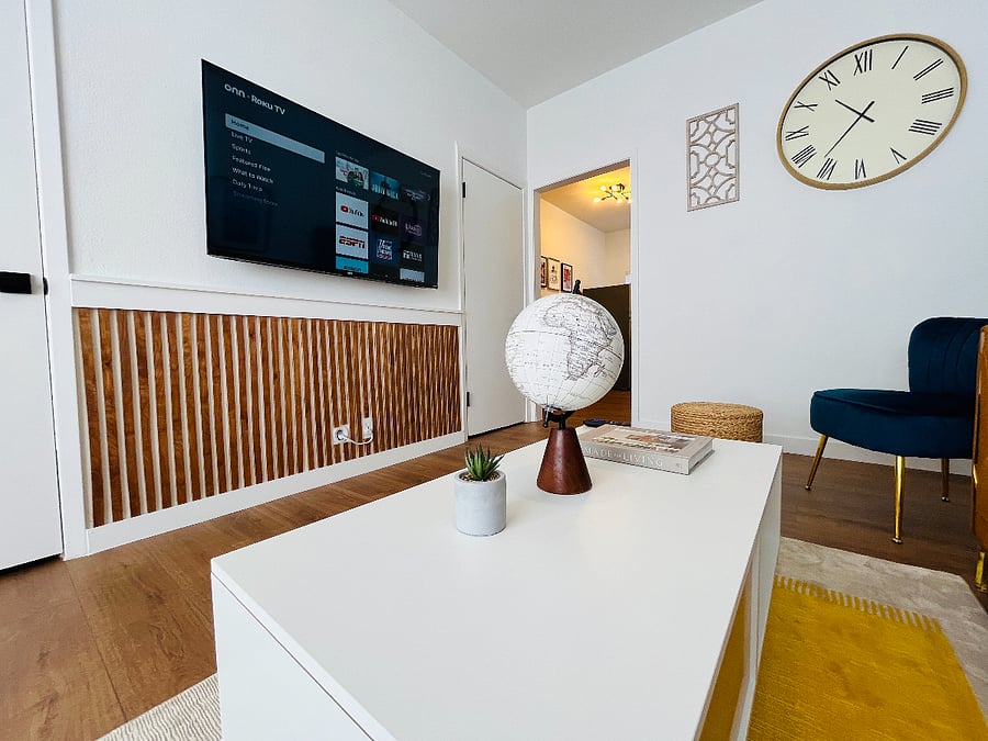 Smart TV with Hi-Speed WiFi to log-on to your favorite Streaming Apps