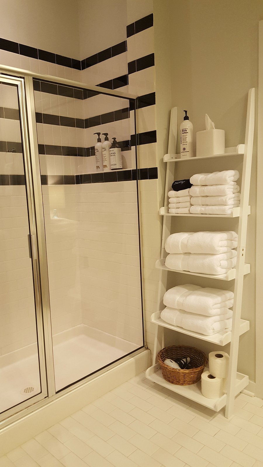 Ultra-soft bath towels, hand towels and washcloths (extra sets provided)