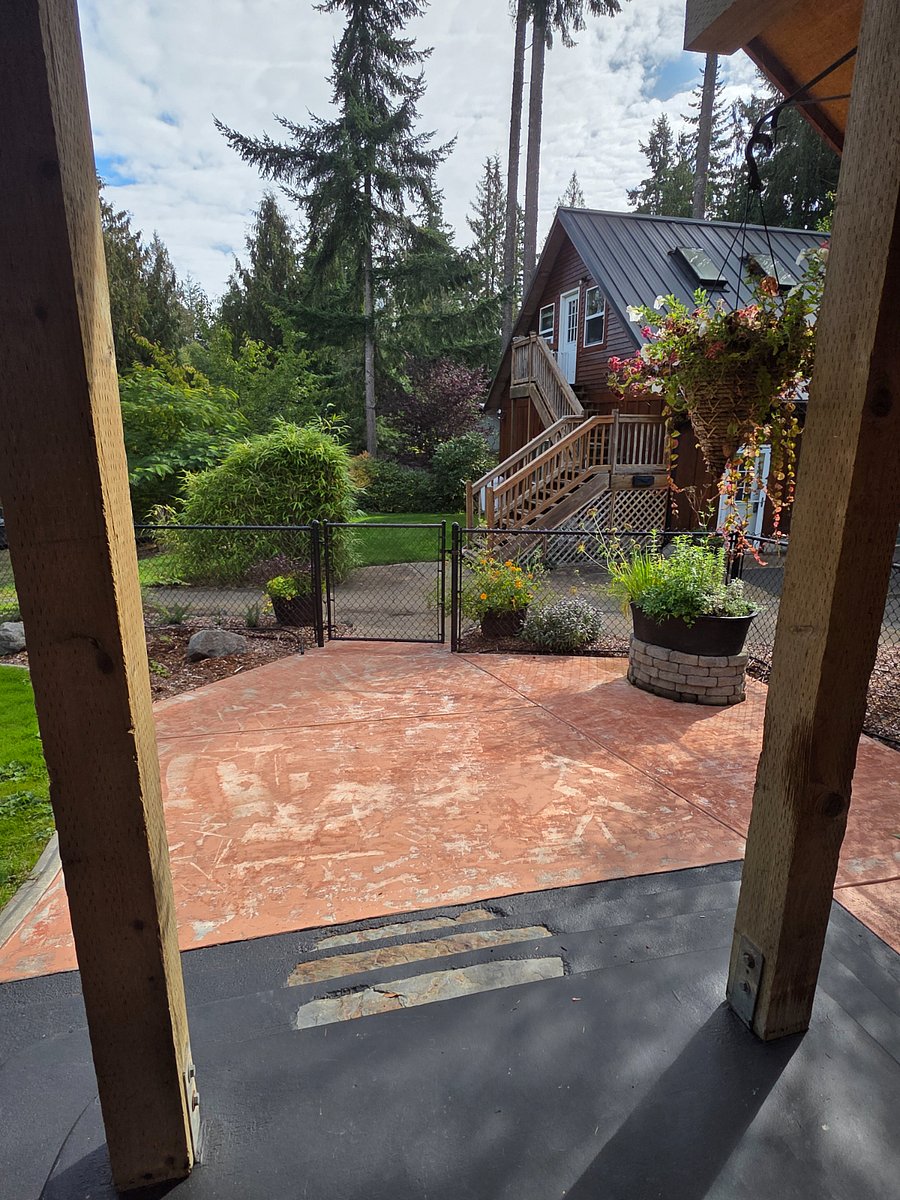 Kitchen herb garden out side entrance. Tenant welcome to help themselves!