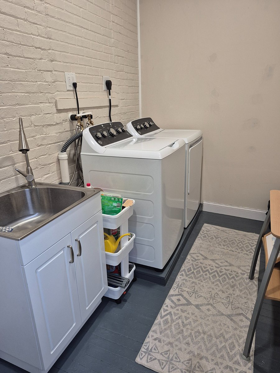 Laundry room - Brand new machines!