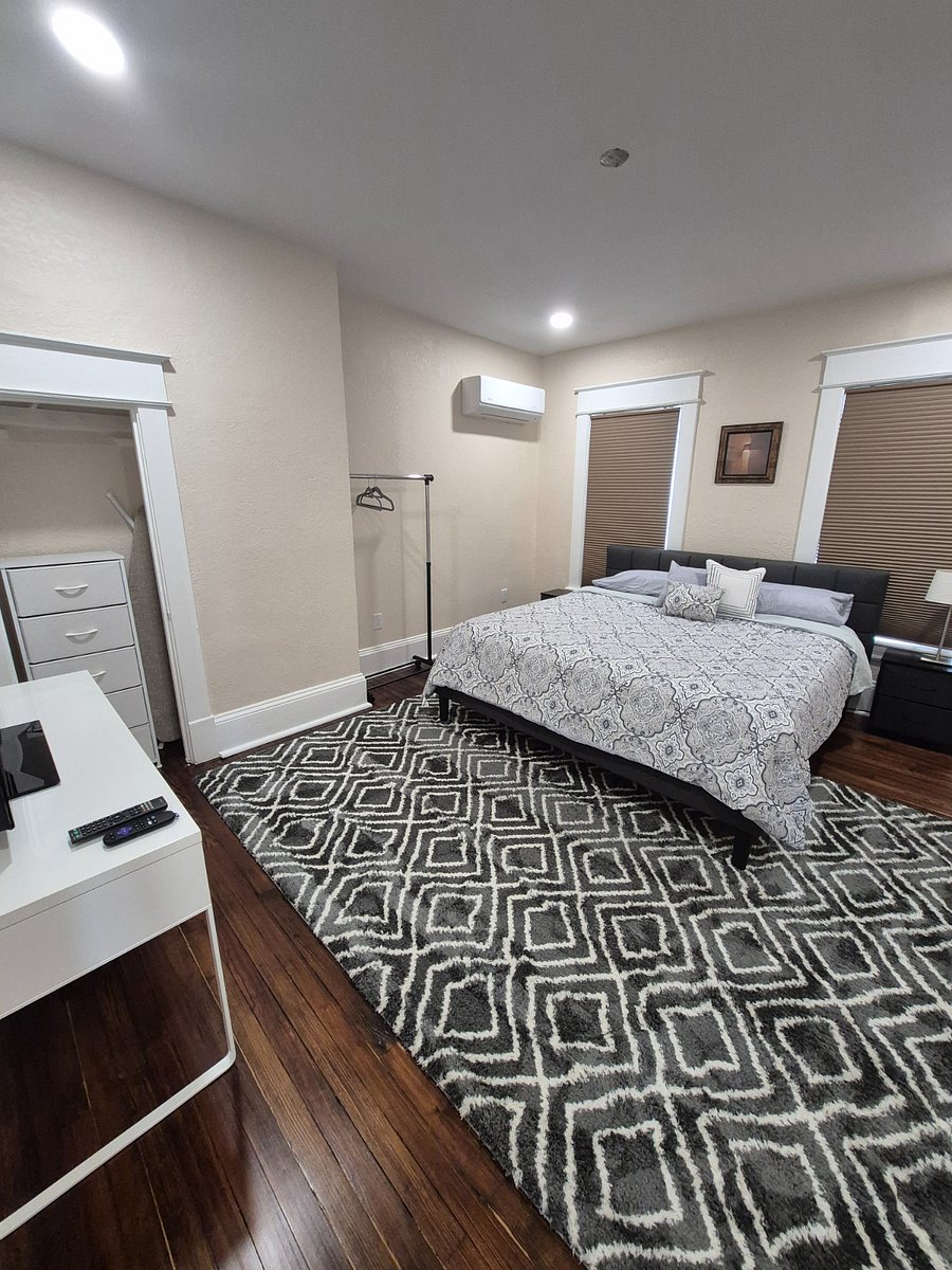 Large King bedroom with memory foam mattress, personal mini split & TV