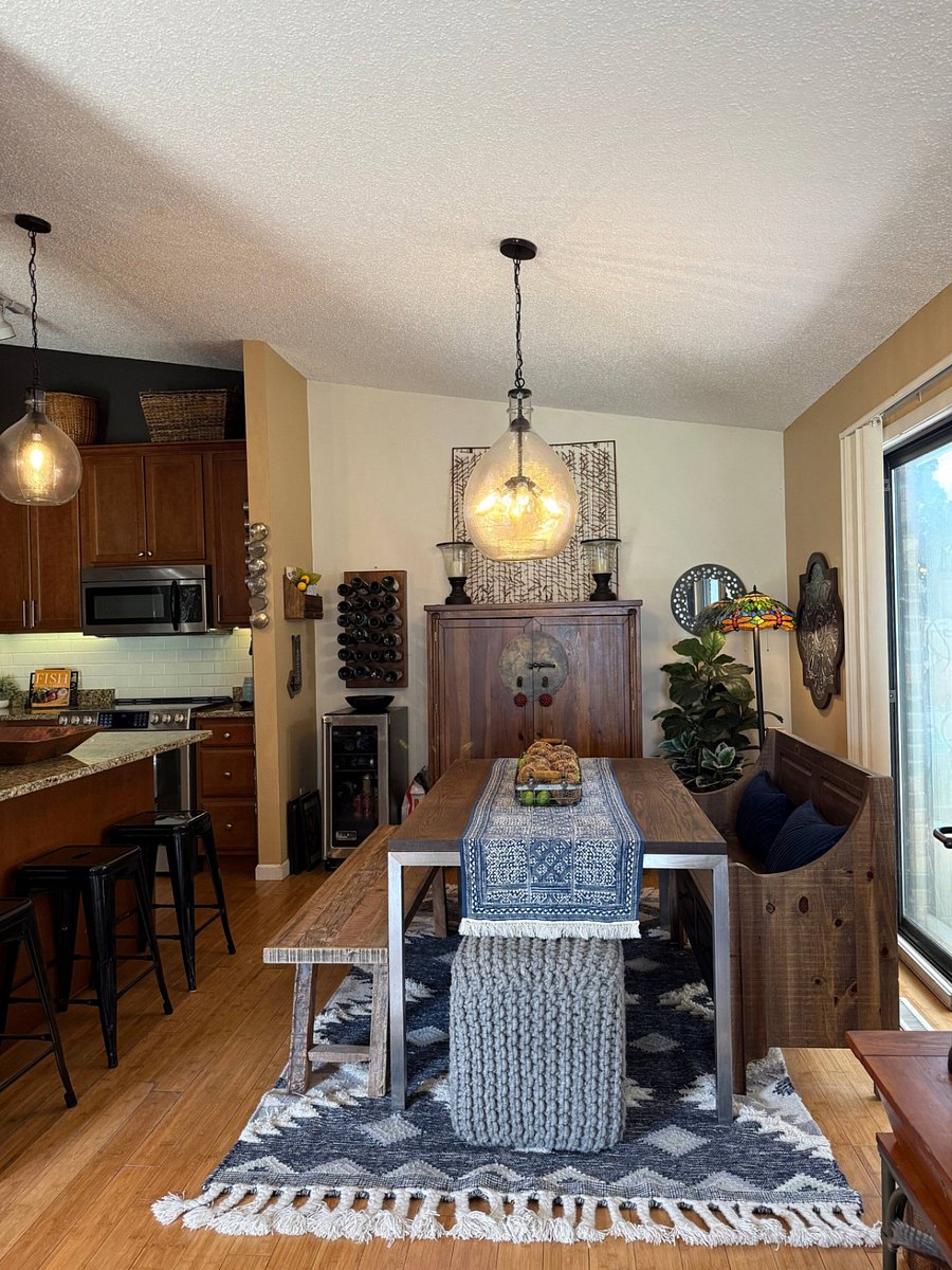 Open floor plan dining room / kitchen