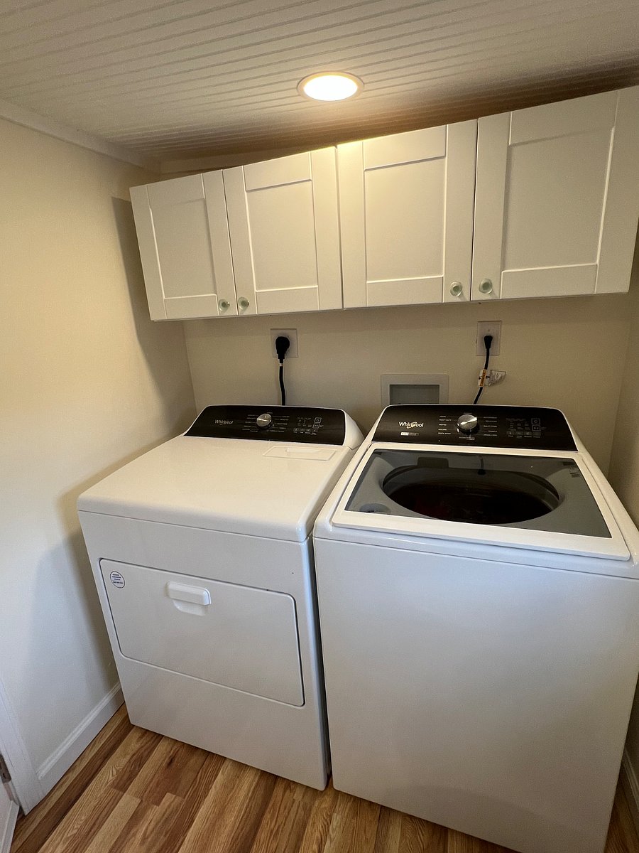 Washroom with additional utility lockers