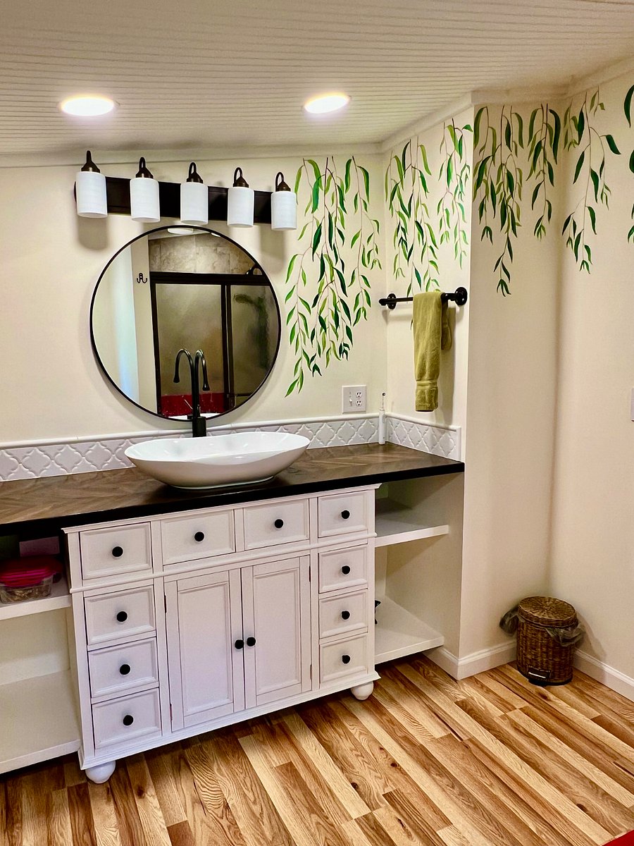 Spacious en suite with shower & adjoining large walk-in closet