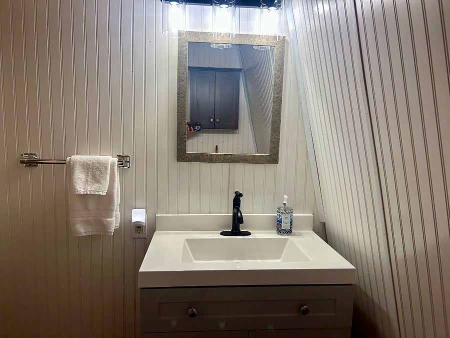 Bathroom: Facing the vanity