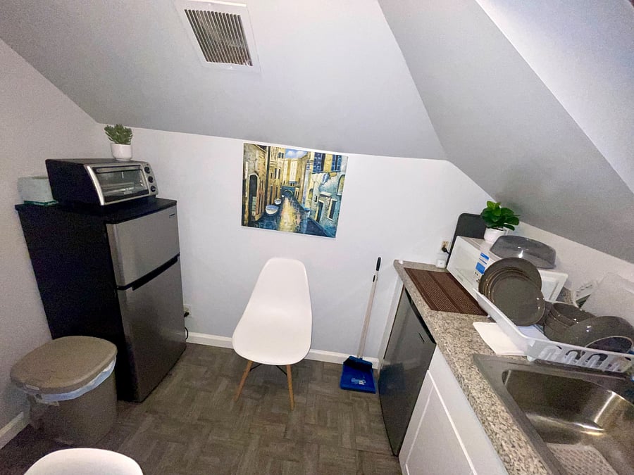 Kitchen w/ 2 refrigerators and all amenities 