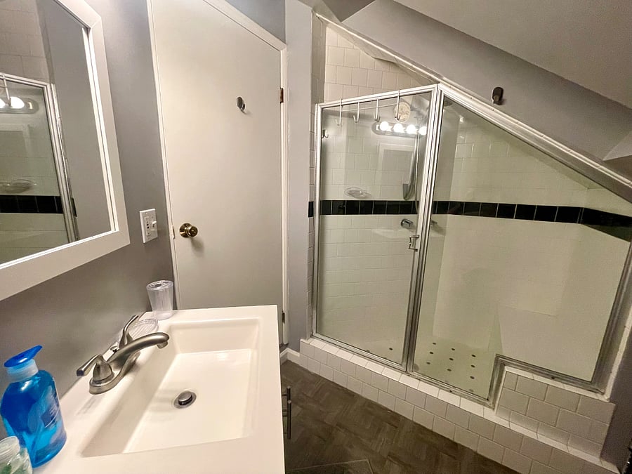 shower w/ bench