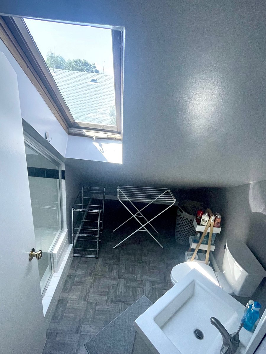 full bathroom w/ bench shower