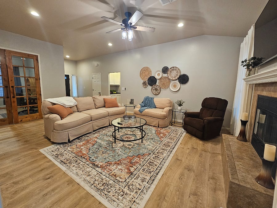 Living Room w/smart TV