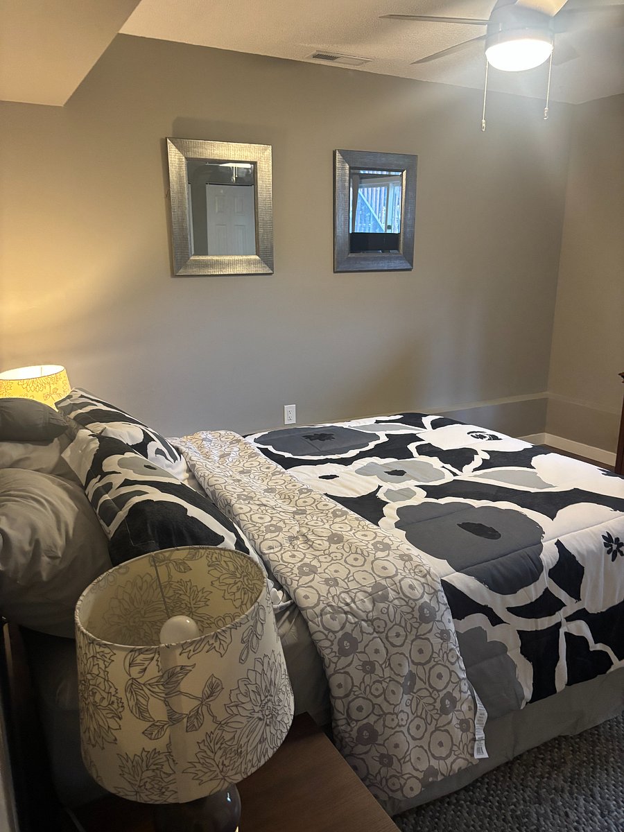 Downstairs bedroom, queen bed
