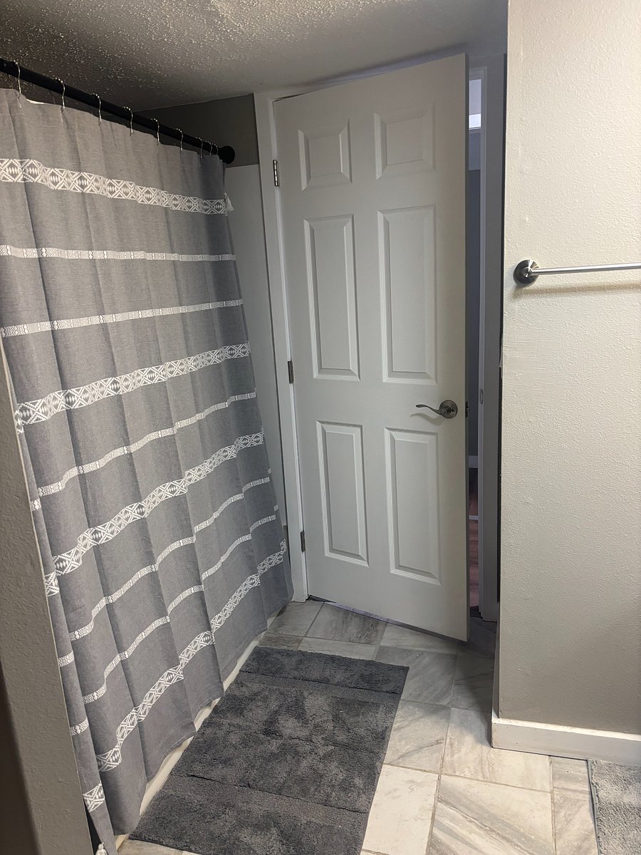 Downstairs bathroom, shower/tub 