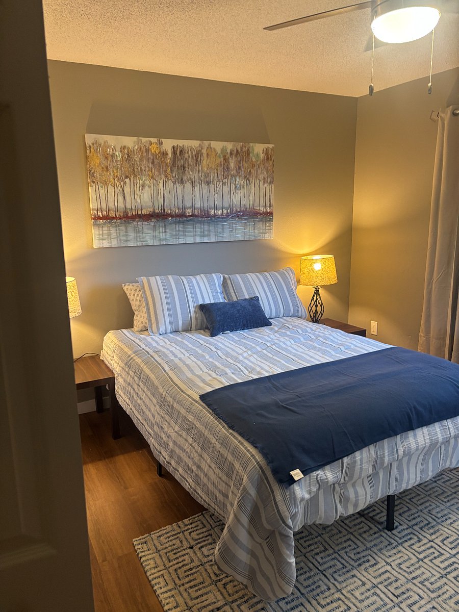 Upstairs main bedroom, queen-size bed