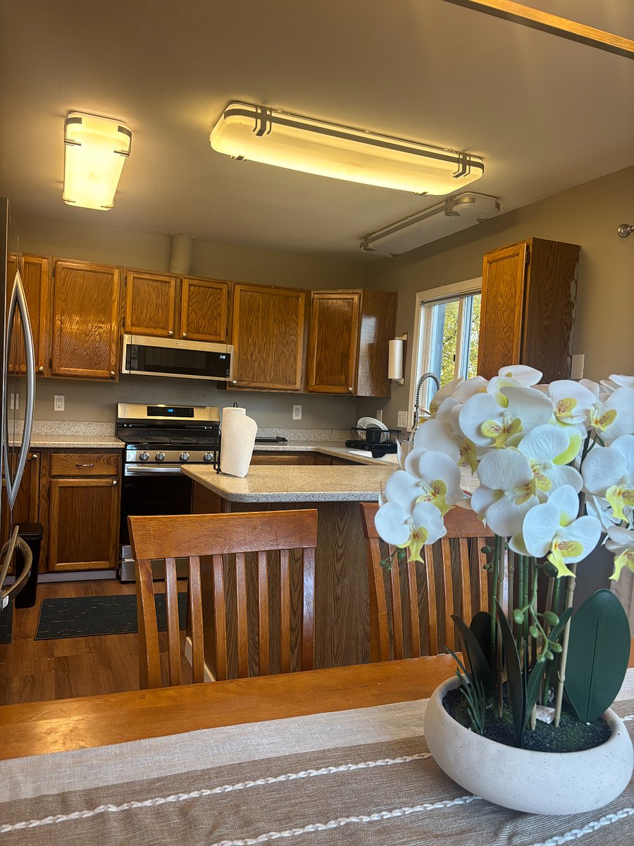 Full kitchen with brand new appliances.