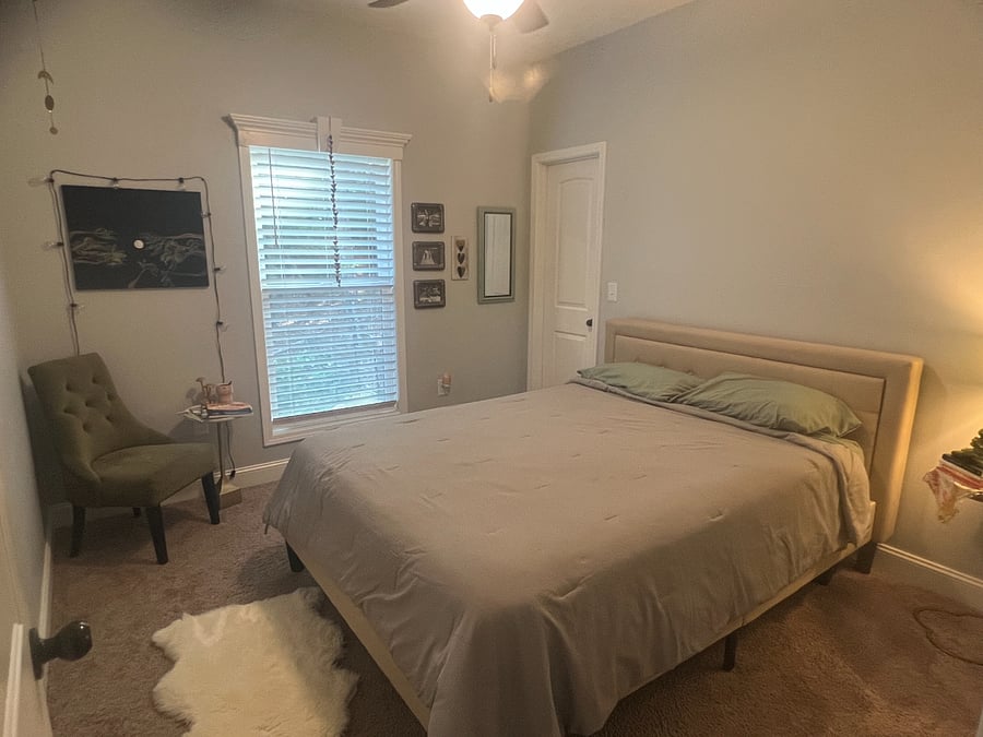 Guest room queen bed