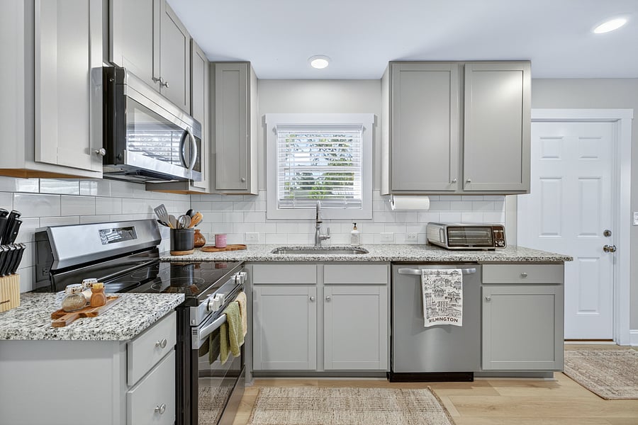 Kitchen w/ microwave above stove
