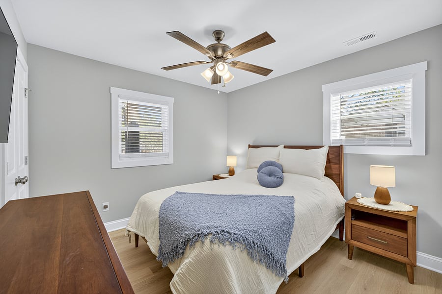 Second bedroom with queen bed
