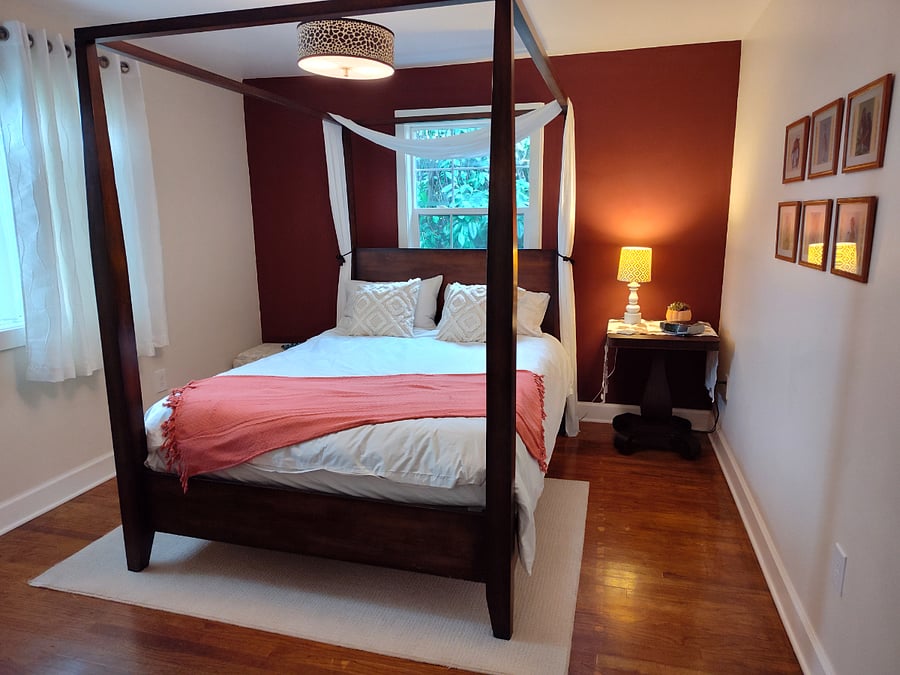 Bedroom queen  bed with dresser an closet