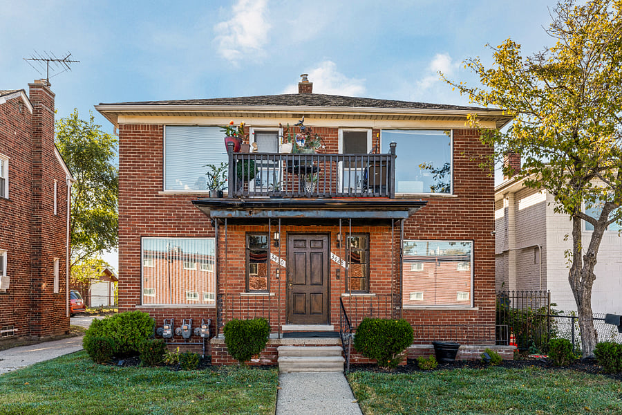 Spacious brick quad near downtown Detroit quiet, clean, and convenient to major hospitals, freeways, and shopping. Ideal for long-term stays.