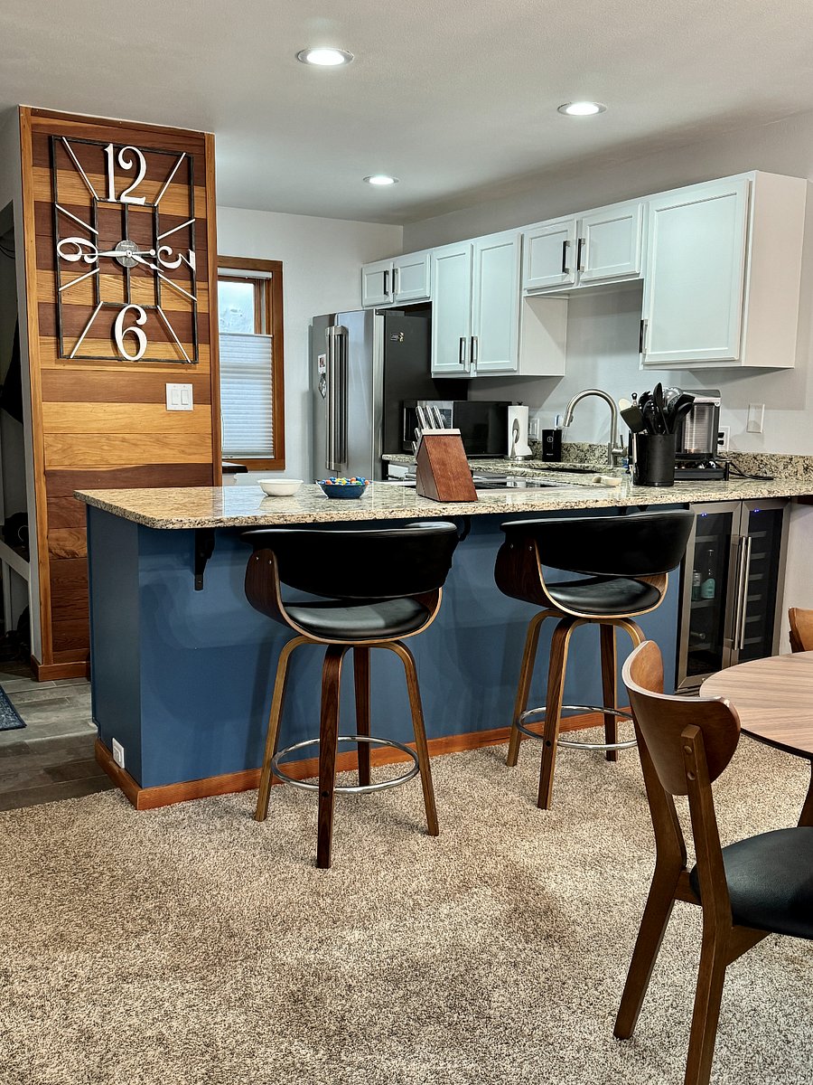 Kitchen w/ counter seats