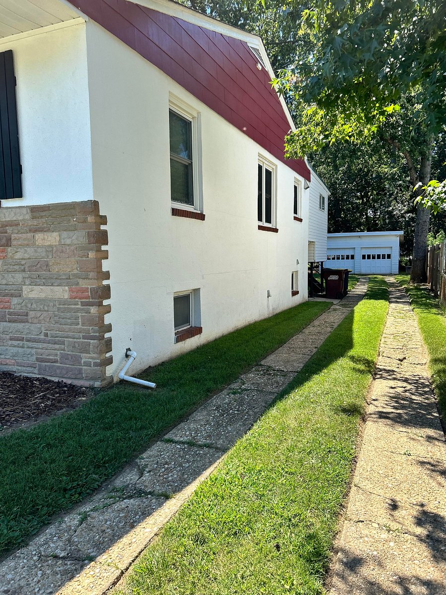 Driveway Parking (Rear Garage-Off Limit)