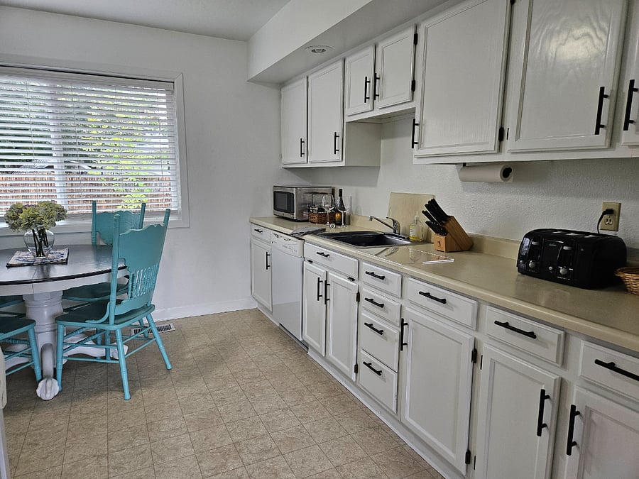 Fully stocked kitchen with easy clean-up and plenty of counter space.