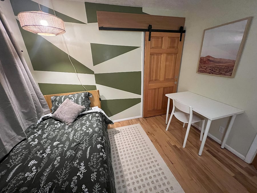 Twin bedroom with vanity or desk