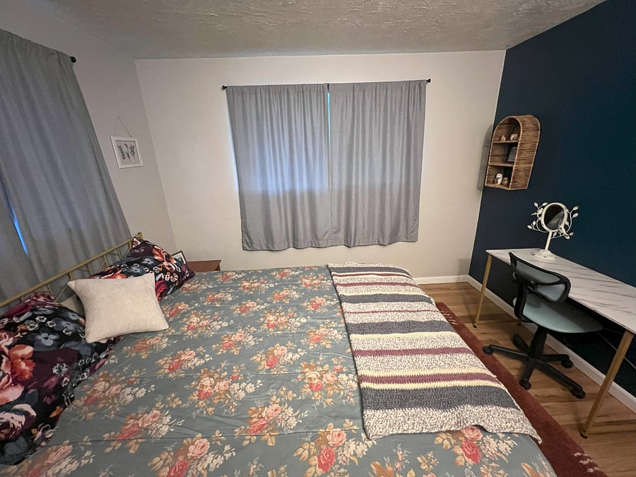 Queen bedroom with vanity or desk