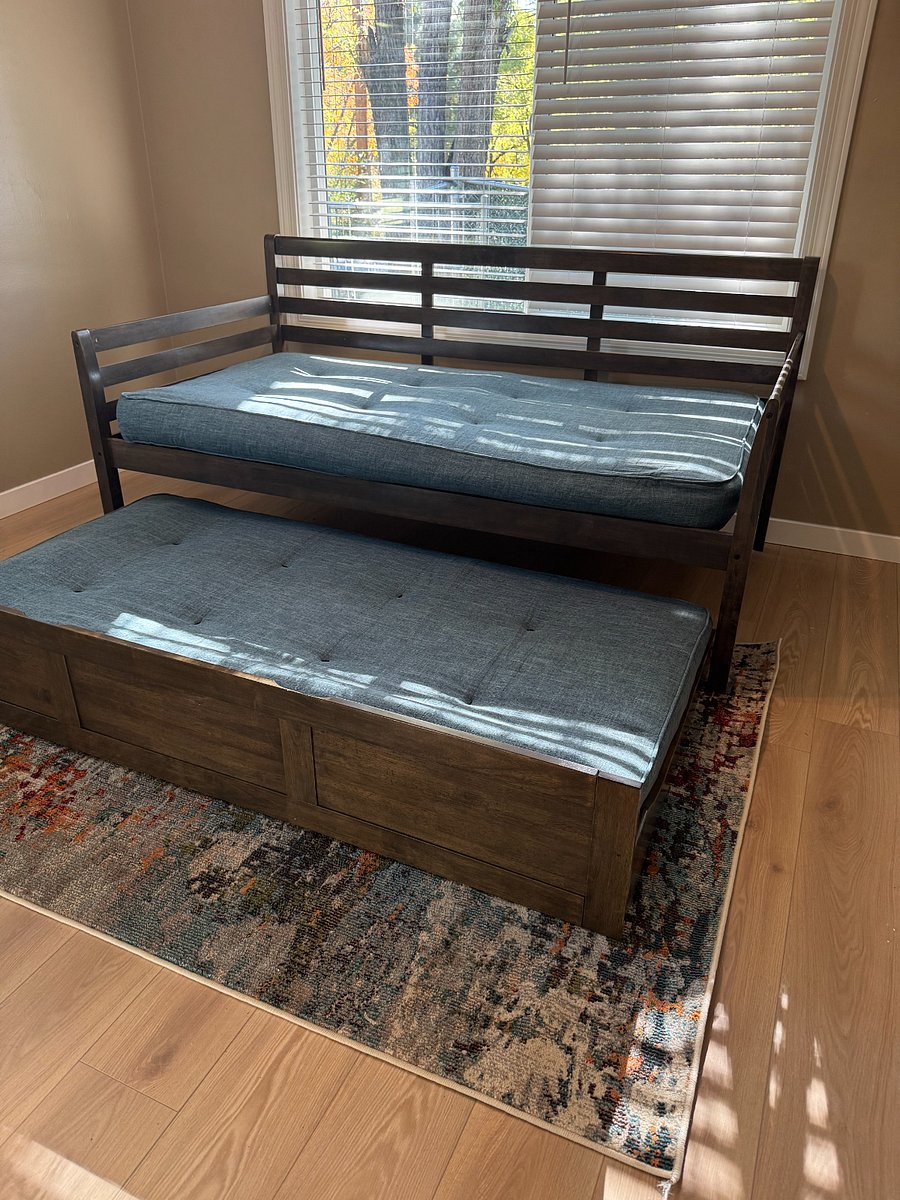 Guest room with daybed that pulls out