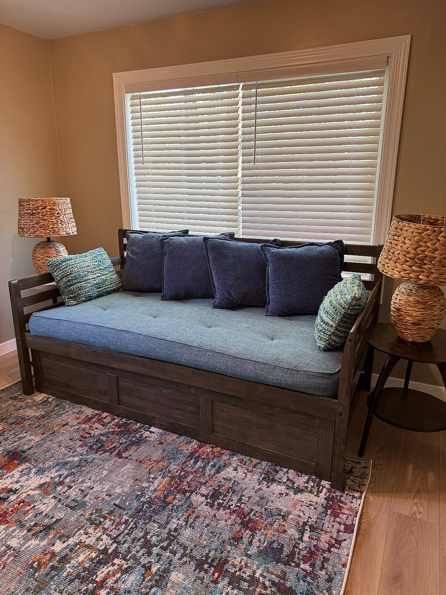 Daybed in guest room - bottom bed pulls out