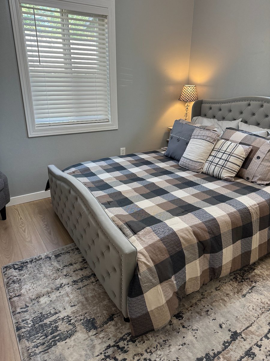 Primnary Bedroom with Queen bed, brand new linens, 2 nightstands with lamps, over head light