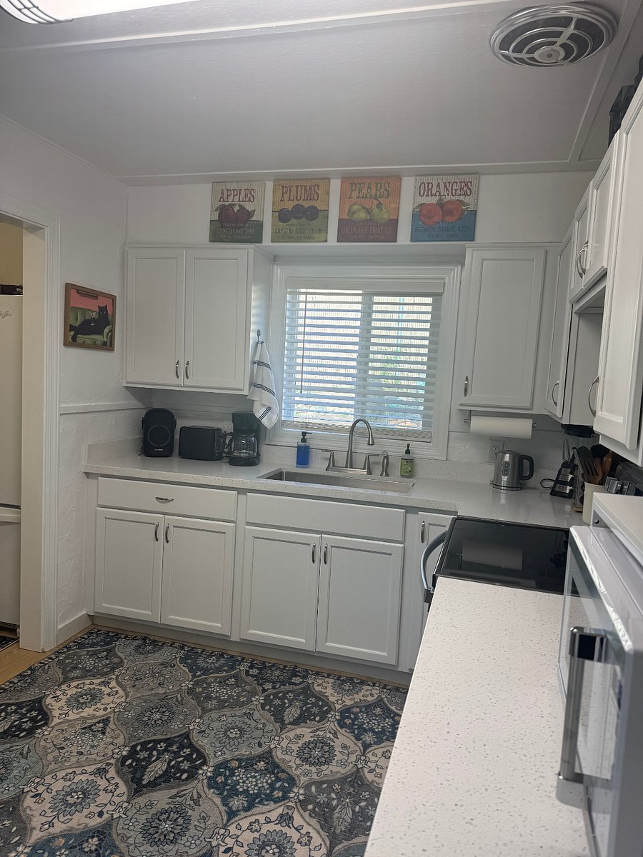 Several small appliances, fully equipped kitchen