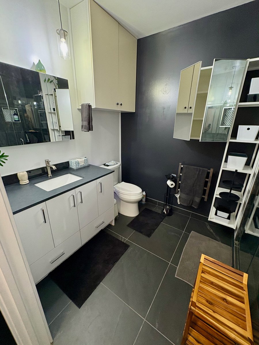 Upgraded large vanity, plenty of light and LOTS of mirrors ;- )