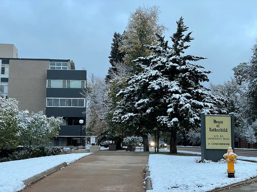 Spend a cozy winter in this warm comfortable unit. Park in the heated underground garage and never worry about scraping your windshield before heading out in the morning