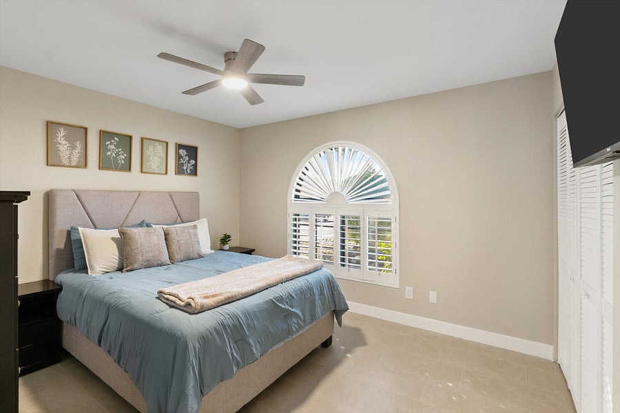 Queen bed, smart TV
