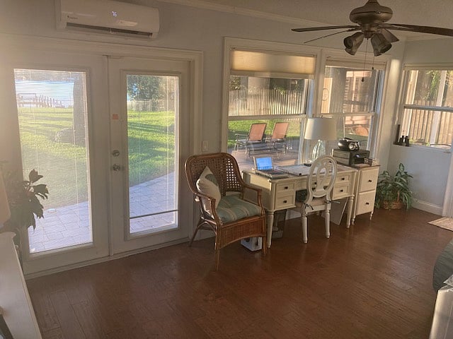 Florida room with desk (common area)