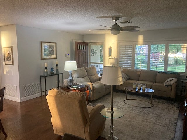 Living room (common area)