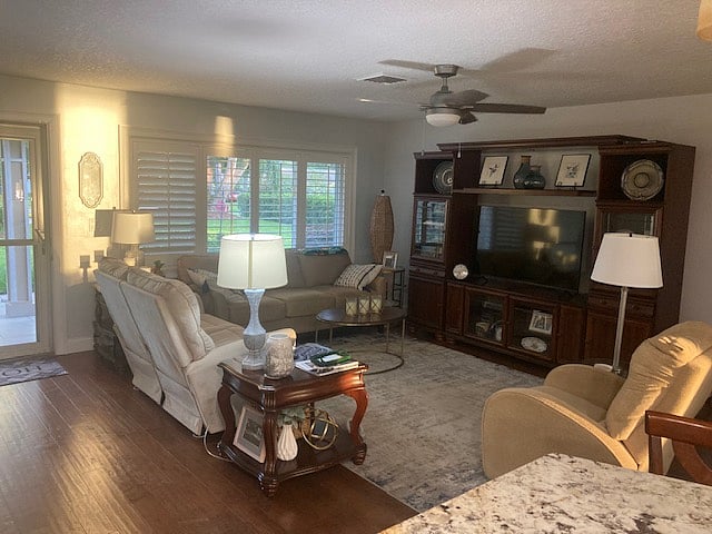 Living room (common area)
