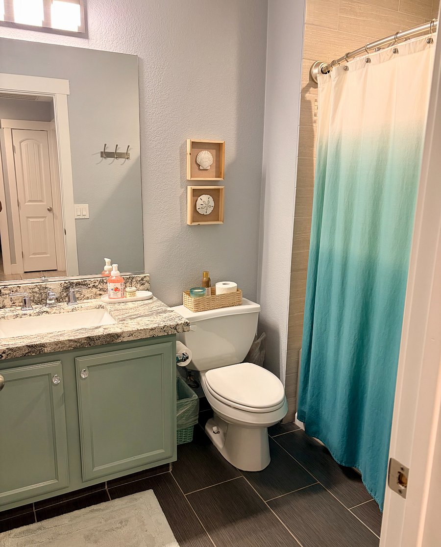 Main bath with tub surround