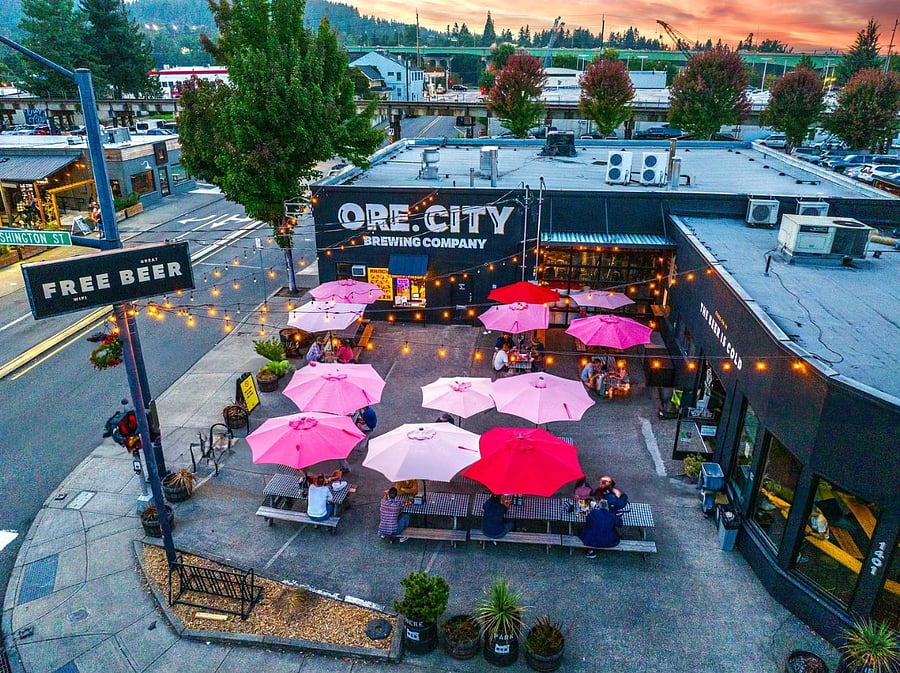 Oregon City Brewing - A great choice for beer, food trucks, and pizza, They offer indoor and outdoor seating, heaters, and a friendlly atmosphere. 