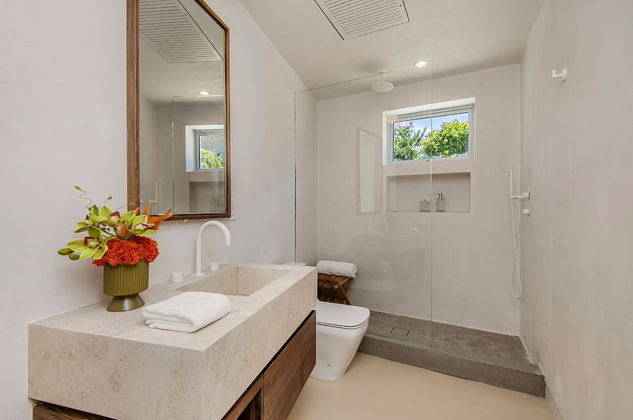 Full bath - ground level 