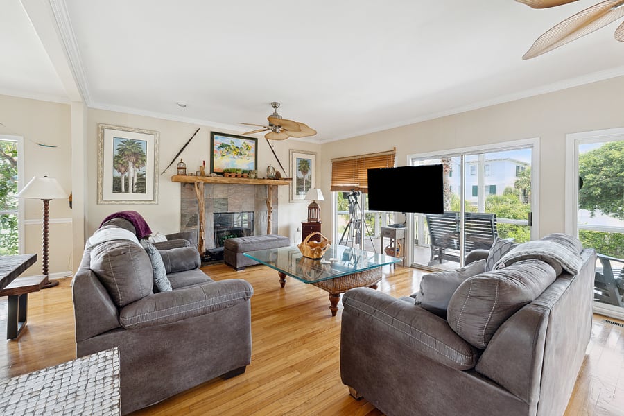 Living Room (more pics with different angles)