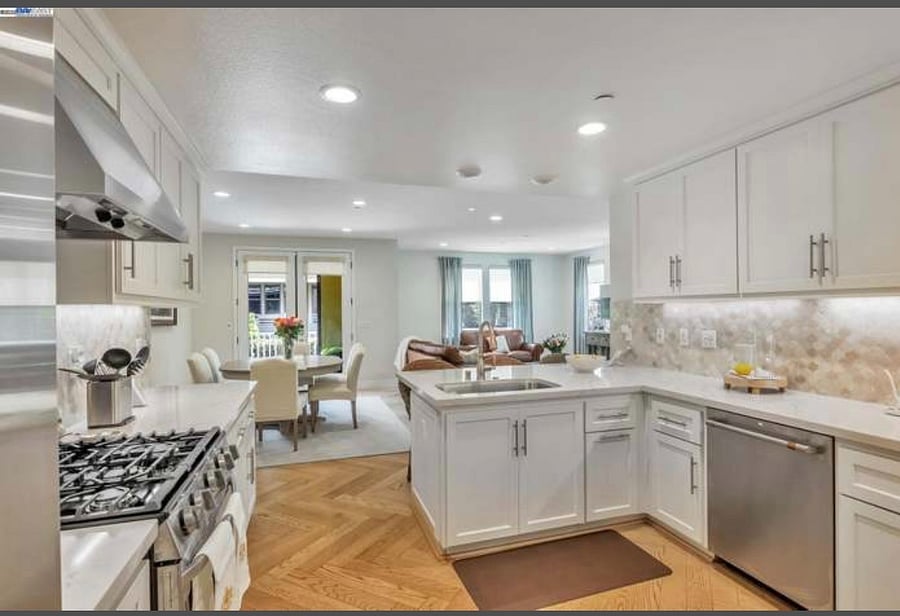 kitchen/ dining area