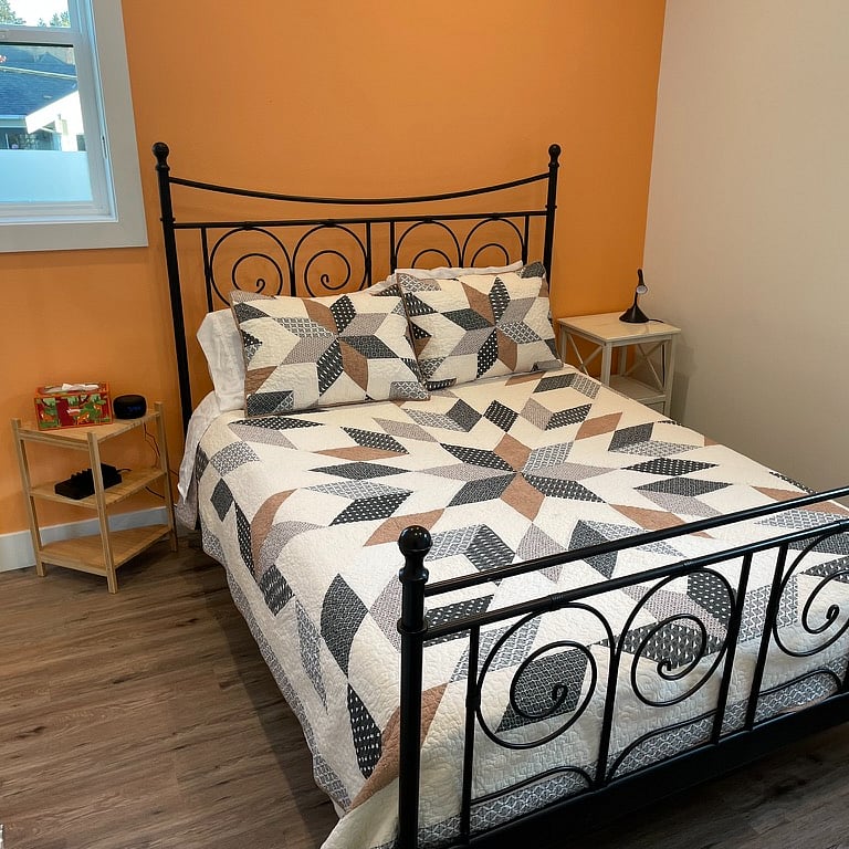 Bedroom 1 Queen bed