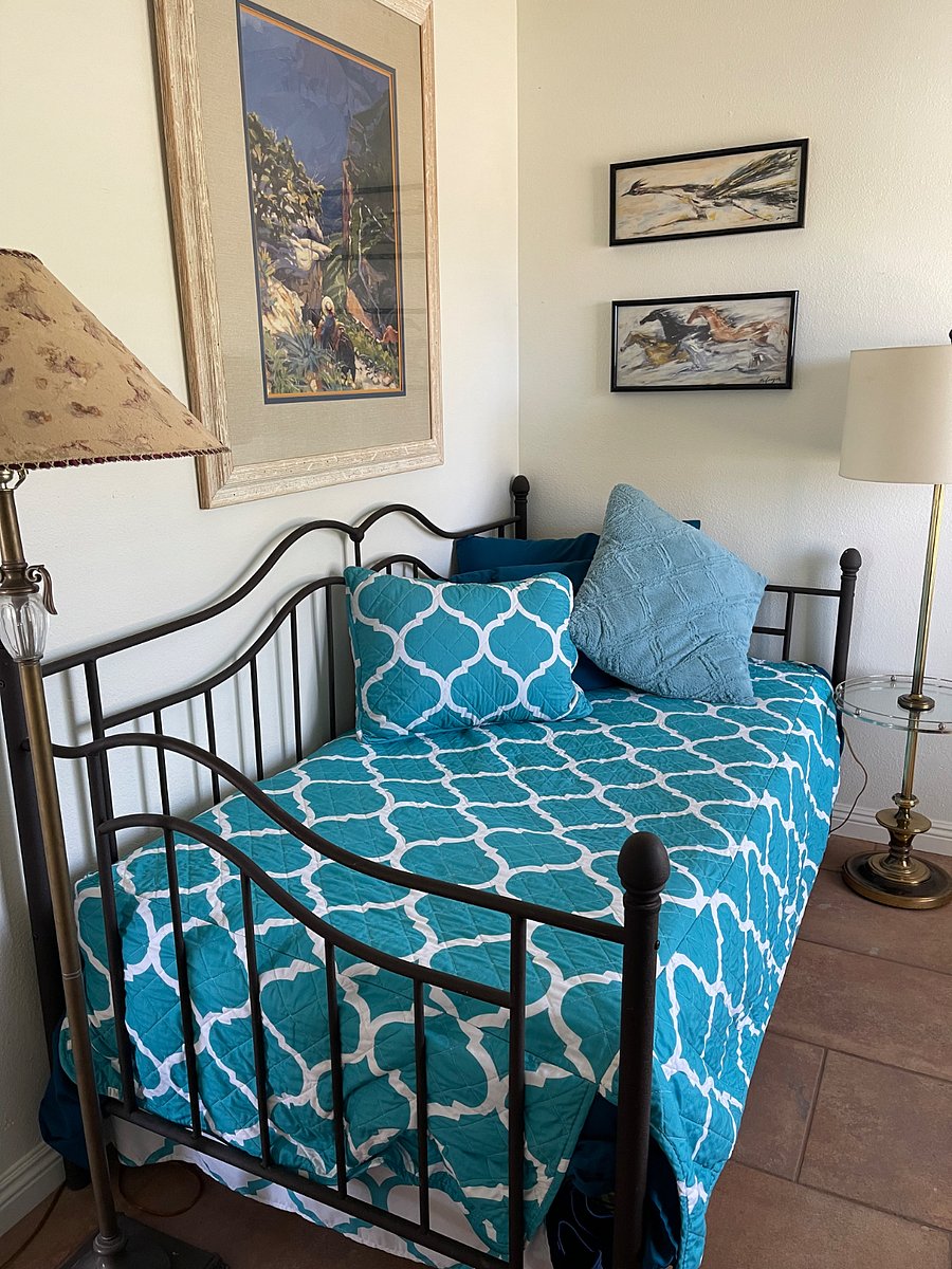 Second bedroom daybed.
