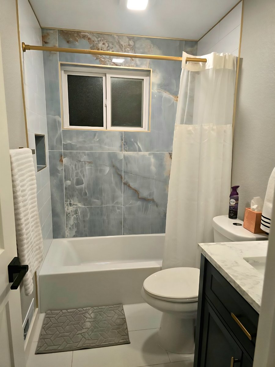 Main Hallway Bathroom